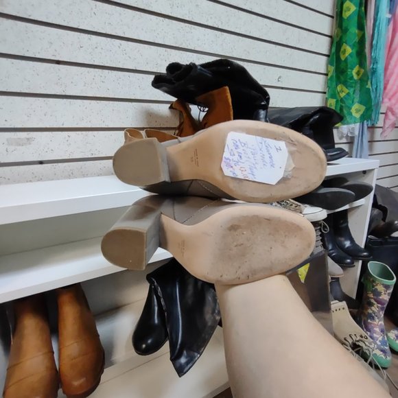 Taupe booties with chunky heels size 36 (US Equiv. 5.5) - Picture 6 of 6